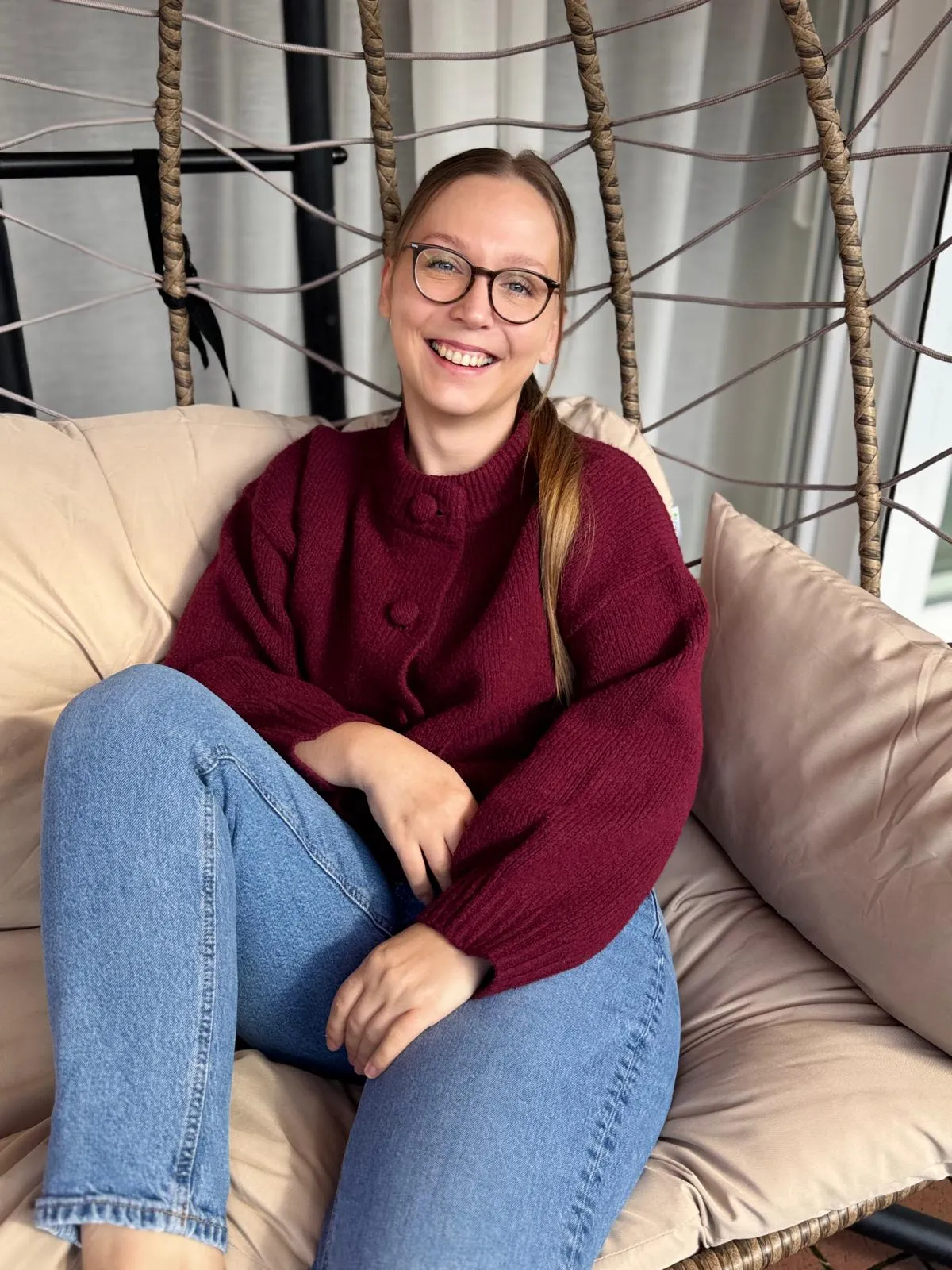 Maren Müller, Freie Traurednerin, lachend im Hängesessel